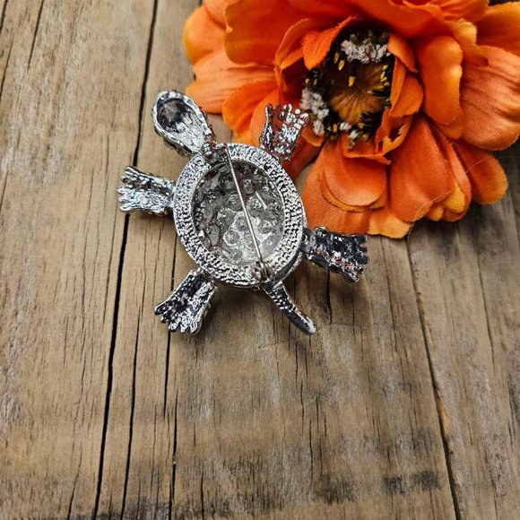 Crystal Avenue - Vintage Rhinestone Crystal Turtle Brooch Pin - Picture 4 of 6